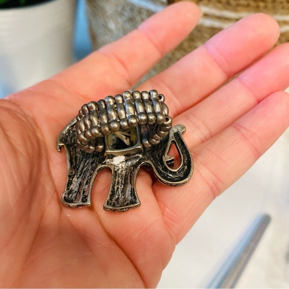 Silver Tone Elephant w/ Rhinestones Statement Ring Stretchy Size 7-13 - Picture 4 of 5